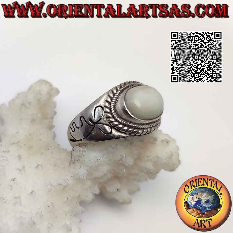 Anillo de plata con cabujón ovalado de ópalo natural rodeado de tejido y lazo grabado en los laterales