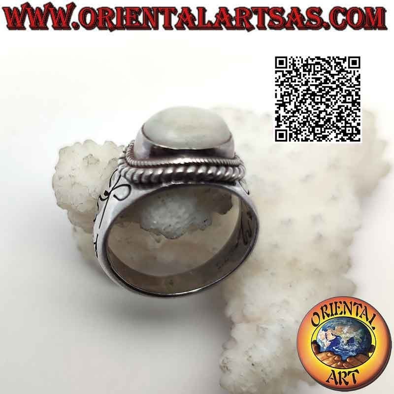 Bague en argent avec cabochon ovale en opale naturelle entourée de tressage et noeud gravé sur les côtés