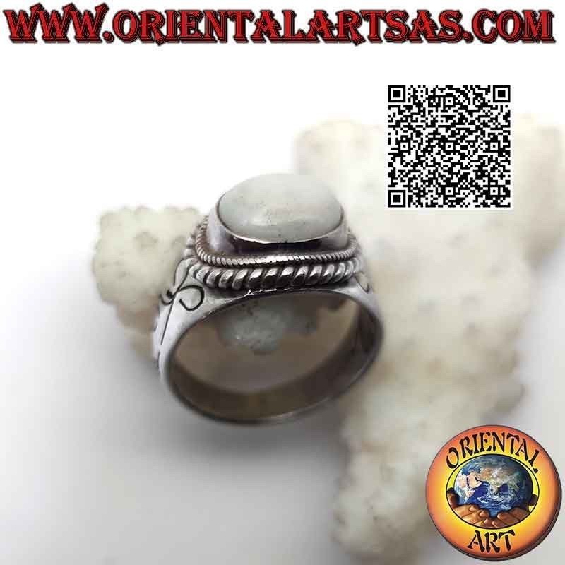 Anillo de plata con cabujón ovalado de ópalo natural rodeado de tejido y lazo grabado en los laterales