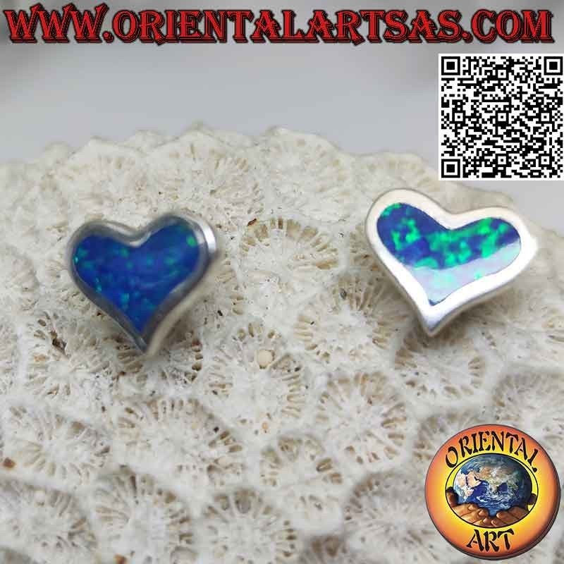 Silberohrringe mit blauem Feueropal in Form eines breiten Herzens und glatter Fassung