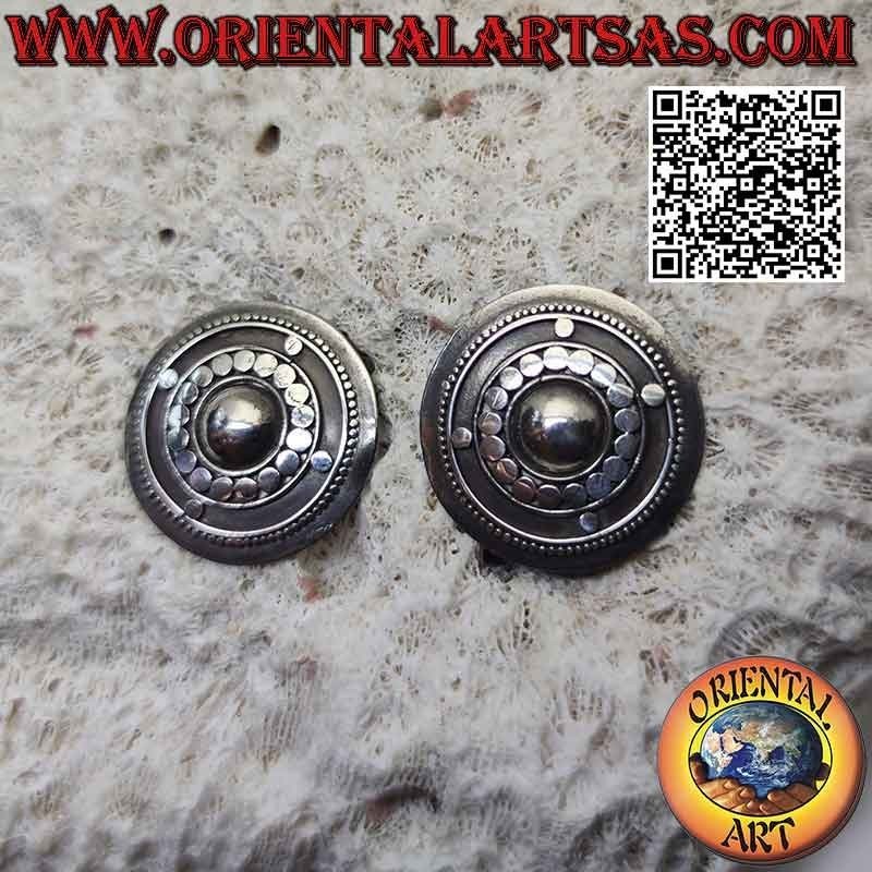 Pendientes escudo de plata con cúpula rodeada de un compás formado por tachuelas y bolas