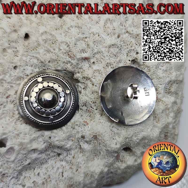 Orecchini in argento a scudo con cupola da borchie e palline