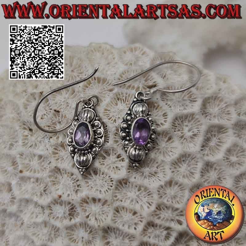 Pendientes colgantes de plata con amatista natural ovalada facetada sobre un marco decorado con conchas y bolitas