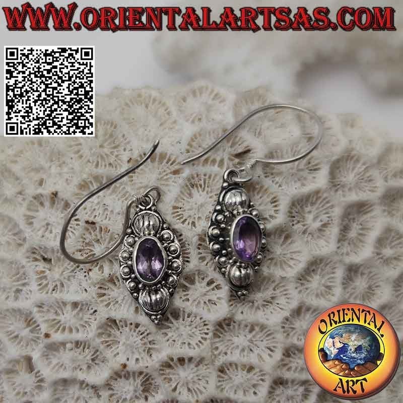 Pendientes colgantes de plata con amatista natural ovalada facetada sobre un marco decorado con conchas y bolitas
