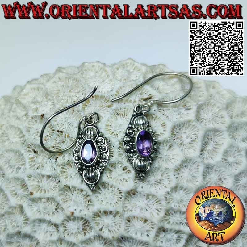 Orecchini in argento pendenti con ametista naturale ovale sfaccettata su montatura decorata con conchiglie e palline
