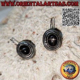 Pendientes de plata con estrella negra (diópsido de estrella) cabujón ovalado alto rodeado de tres líneas concéntricas