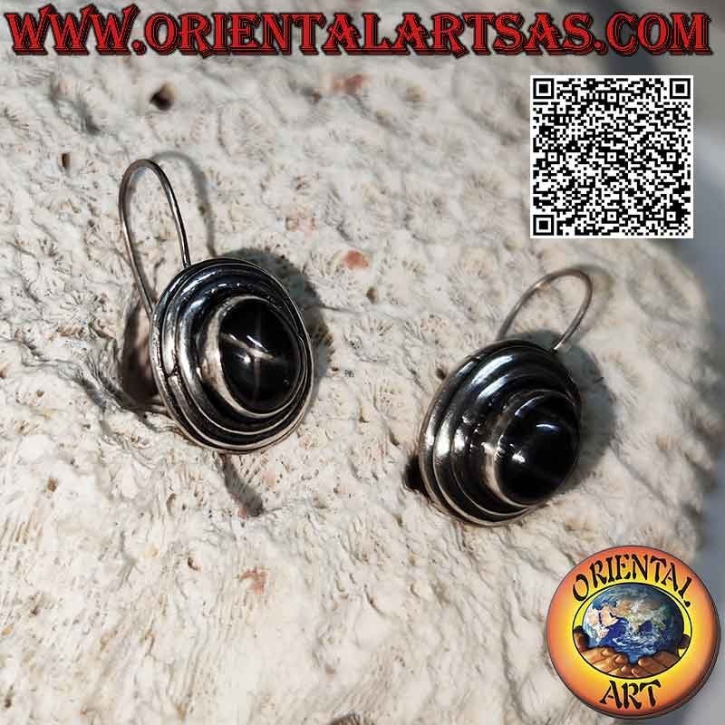 Pendientes de plata con estrella negra (diópsido de estrella) cabujón ovalado alto rodeado de tres líneas concéntricas