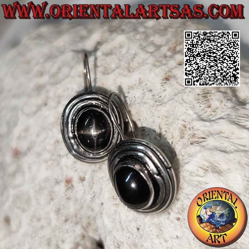 Pendientes de plata con estrella negra (diópsido de estrella) cabujón ovalado alto rodeado de tres líneas concéntricas
