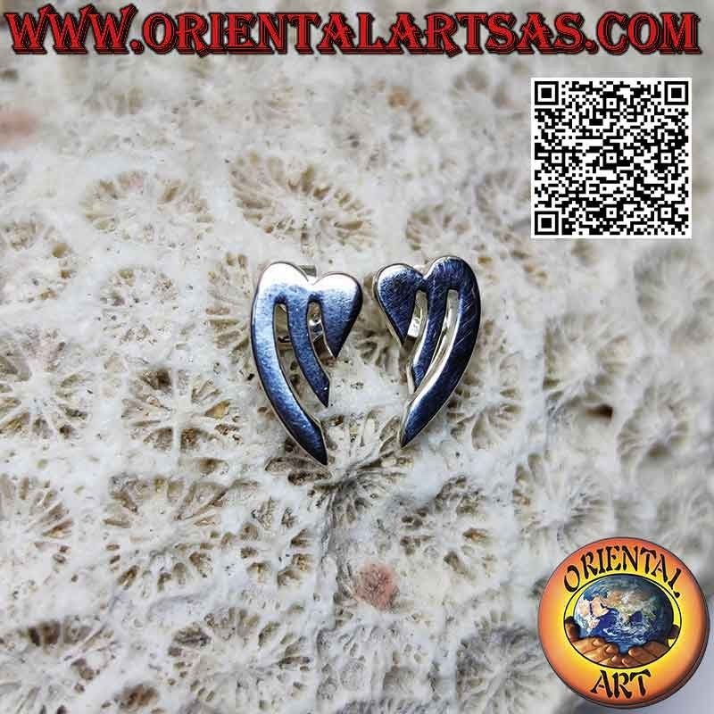 Pendientes de plata de lóbulo corazón liso con punta alargada y par de líneas perforadas