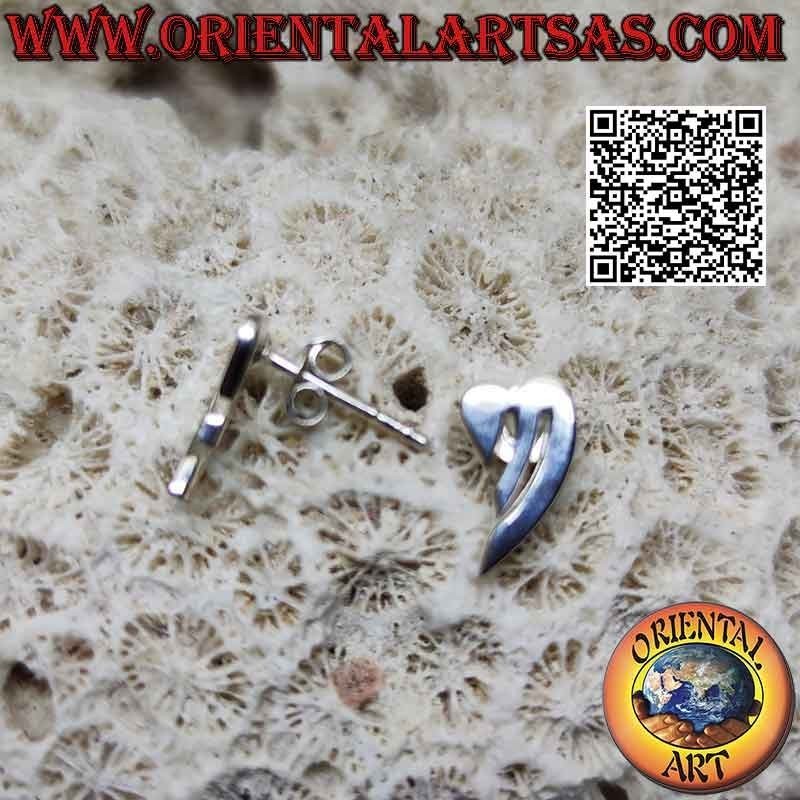 Pendientes de plata de lóbulo corazón liso con punta alargada y par de líneas perforadas