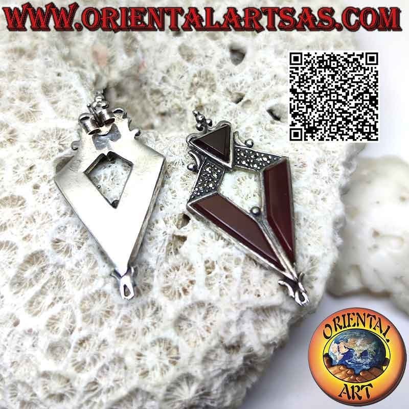 Orecchini in argento romboidali tempestati di marcassite con triangolo e inserti di corniola