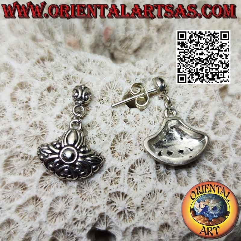 Boucles d'oreilles lobe en argent avec goutte arrondie décorée d'un motif floral celtique