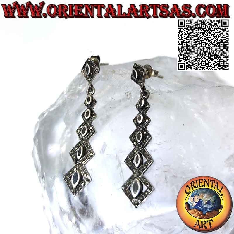 Orecchini in argento, serie crescente di rombi con onice centrale contornata da marcassite
