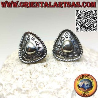 Pendientes de plata escudo triangular con cúpula central lisa y grabados estilo Karen
