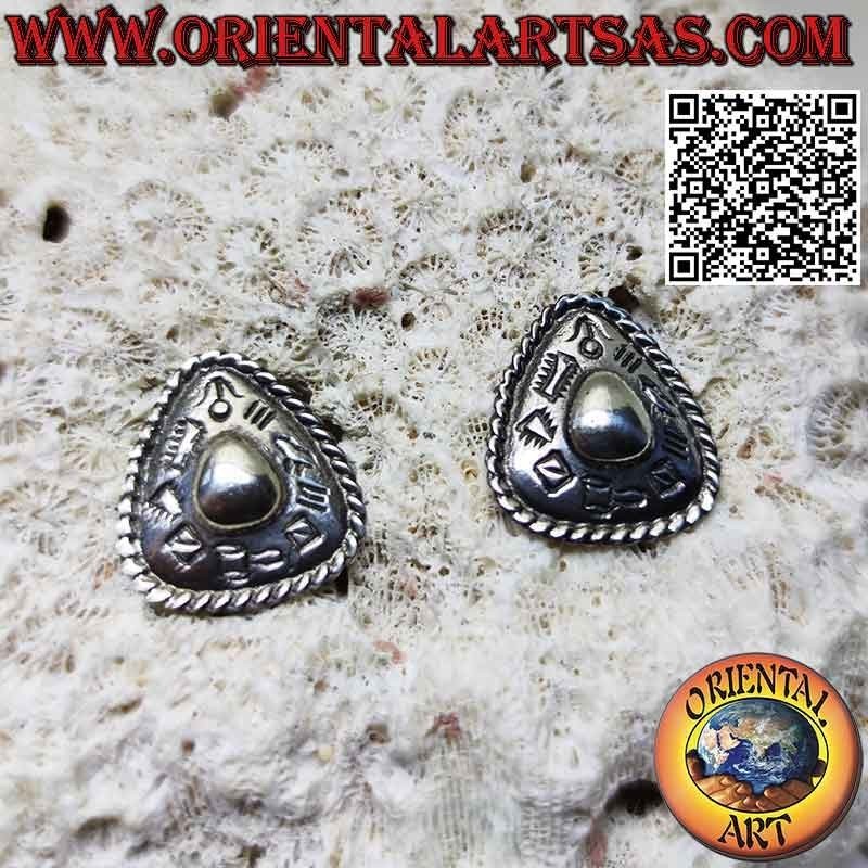 Boucles d'oreilles en argent bouclier triangulaire avec dôme central lisse et gravures de style Karen