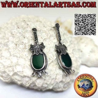 Pendientes de plata con ágata verde ovalada rodeada de tejido y unida por un lazo tachonado de marcasita