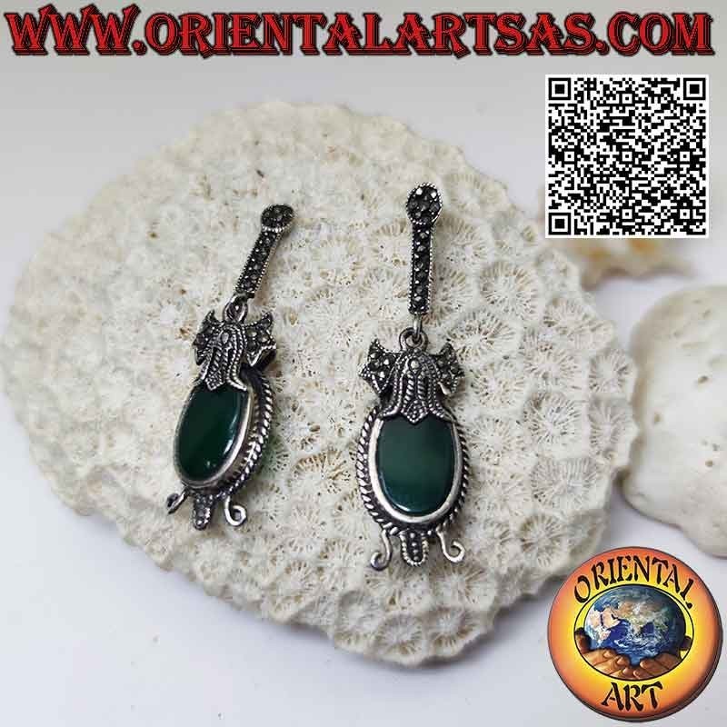 Boucles d'oreilles en argent avec agate verte ovale entourée de tissage et attachée par un nœud clouté de marcassite