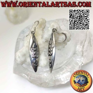 Elongated oval silver earrings with ethnic decoration in high relief (nun)