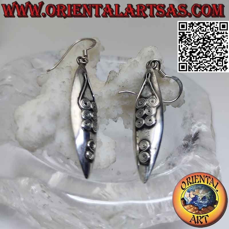 Elongated oval silver earrings with ethnic decoration in high relief (nun)