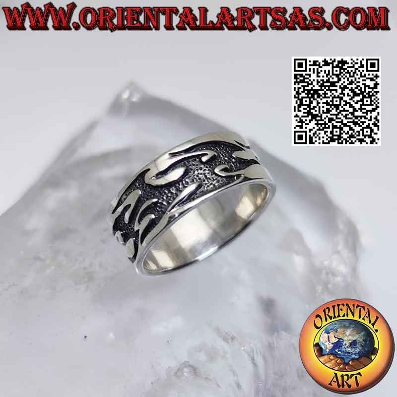Bague en argent à bande plate avec de profondes flammes tribales en bas-relief