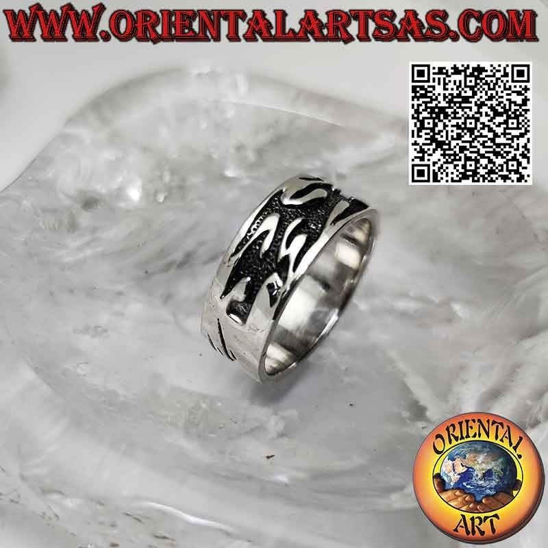 Anello in argento a fascia piatta con fiamme tribali a bassorilievo profondo