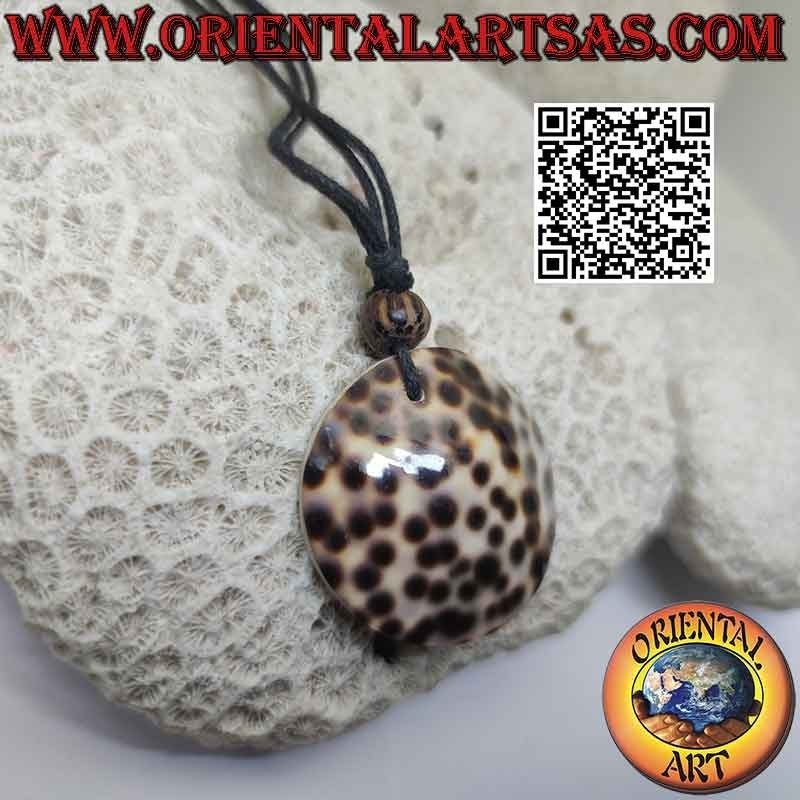 Necklace with round Gastropod shell and slip knots (B)