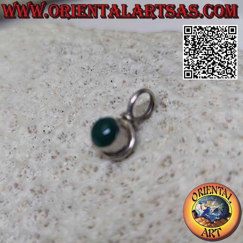 Colgante de plata con cabujón redondo de ágata verde en un engaste liso de borde alto