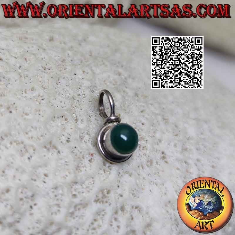 Colgante de plata con cabujón redondo de ágata verde en un engaste liso de borde alto