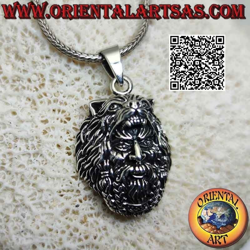 Silberner Anhänger in Form des Kopfes von Odin (der nordische Hauptgott) mit Wolf auf dem Kopf