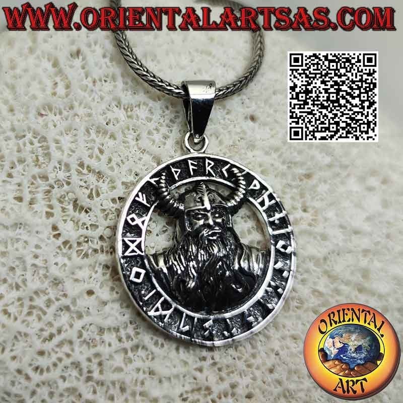 Colgante de plata, medio busto de Odín con casco vikingo en el disco rúnico