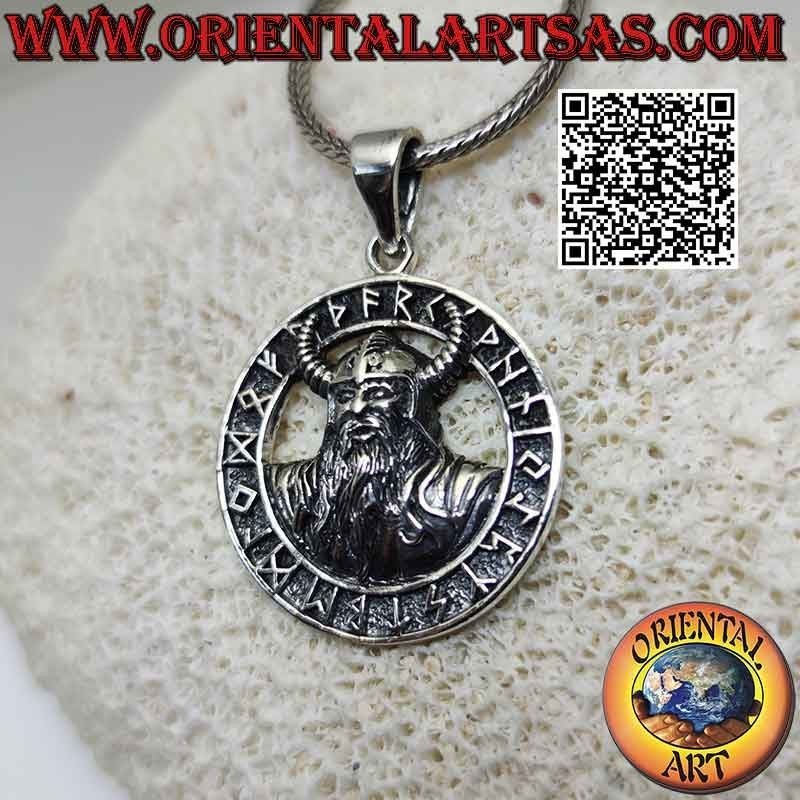 Colgante de plata, medio busto de Odín con casco vikingo en el disco rúnico