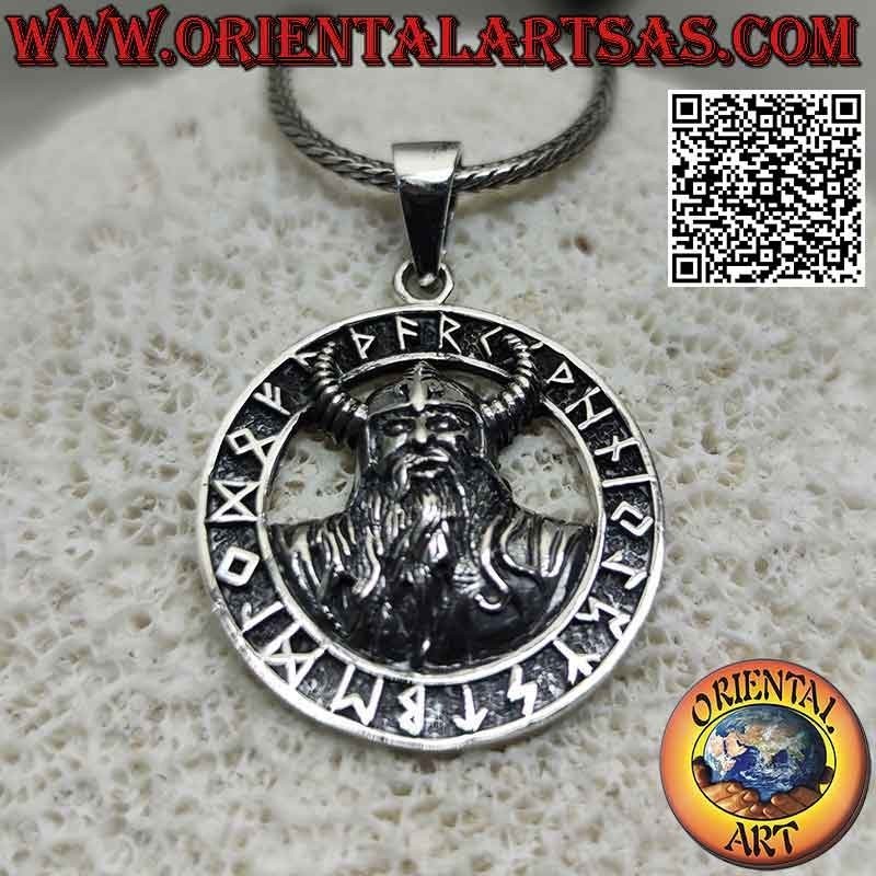Colgante de plata, medio busto de Odín con casco vikingo en el disco rúnico
