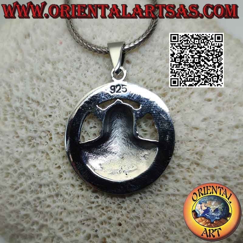 Colgante de plata, medio busto de Odín con casco vikingo en el disco rúnico