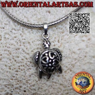 Colgante de plata en forma de tortuga marina móvil (en movimiento) con corazones en bajorrelieve en el caparazón