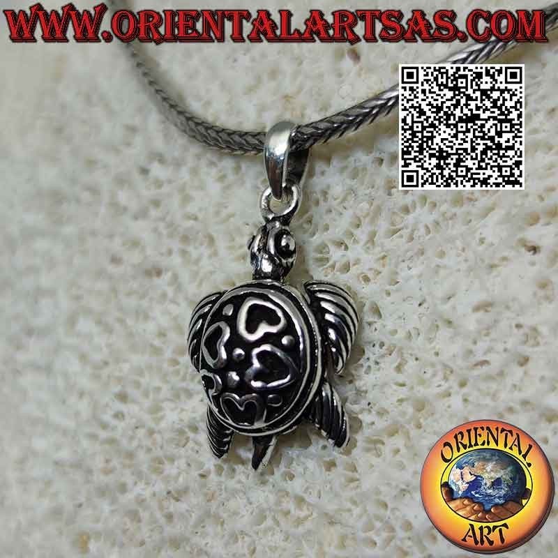 Colgante de plata en forma de tortuga marina móvil (en movimiento) con corazones en bajorrelieve en el caparazón
