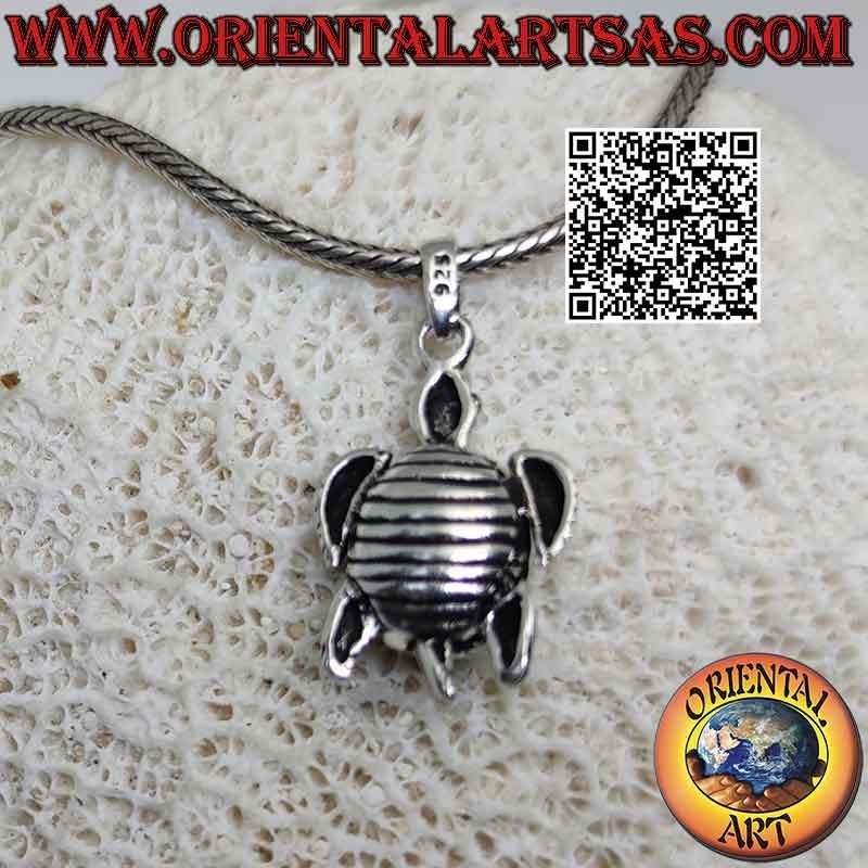 Colgante de plata en forma de tortuga marina móvil (en movimiento) con corazones en bajorrelieve en el caparazón