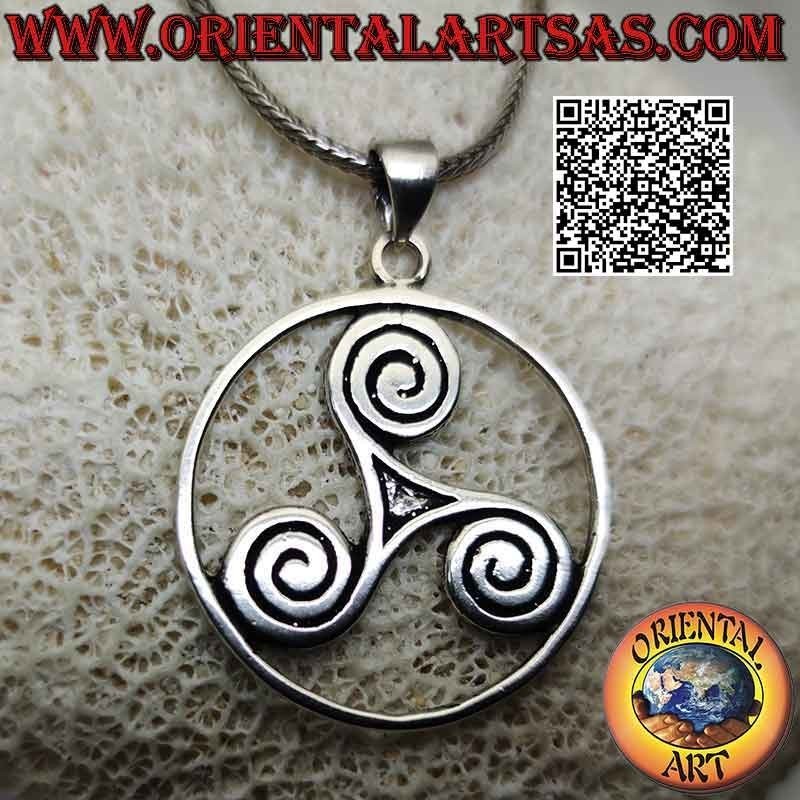 Colgante Triskele de plata (triskell, triskelion) con terminaciones en espiral en el círculo cósmico (grande)