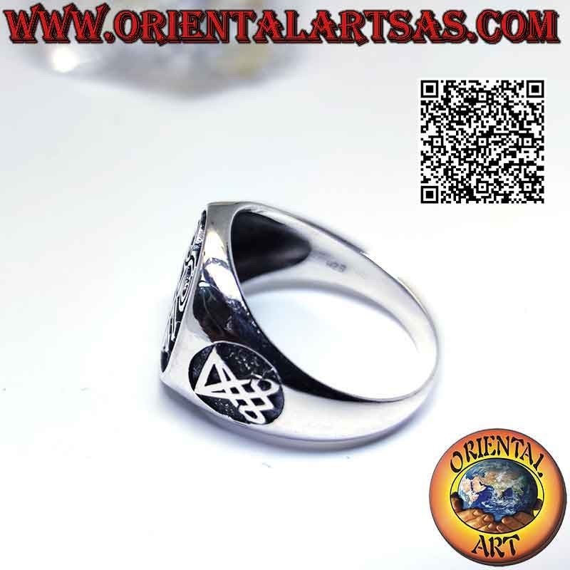 Anillo de plata lisa con cruz de Leviatán y sellos de Lucifer o Satán en los laterales en bajorrelieve