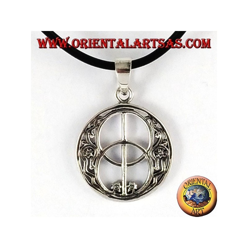 Colgante de plata, el cáliz bien