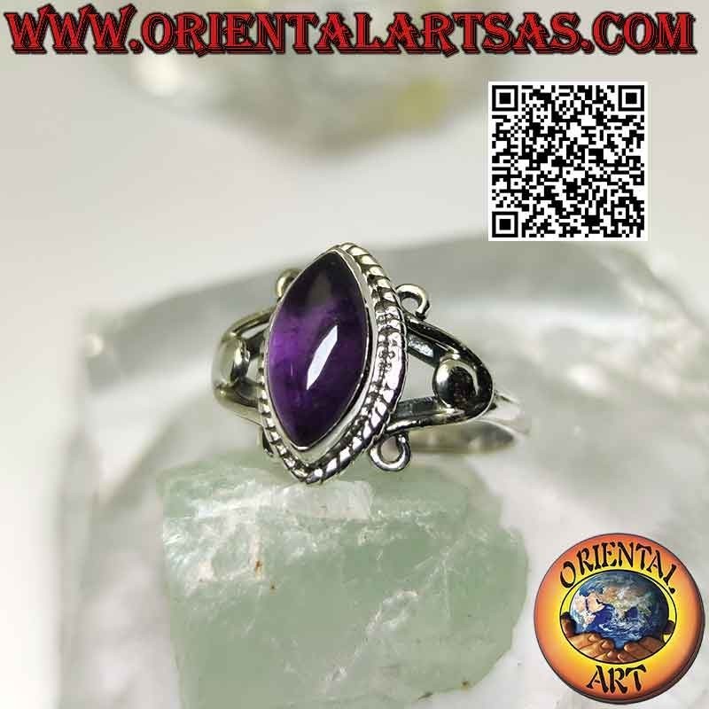 Anillo de plata con amatista cabujón de lanzadera en engaste de gancho en U
