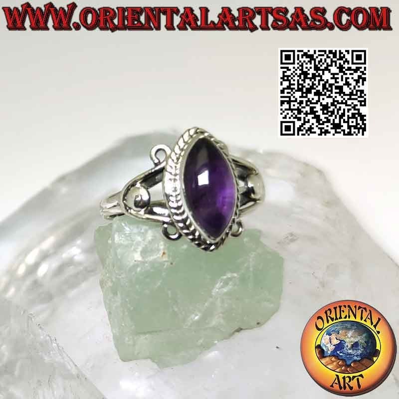 Anello in argento con ametista cabochon a navetta su montatura con ganci a U