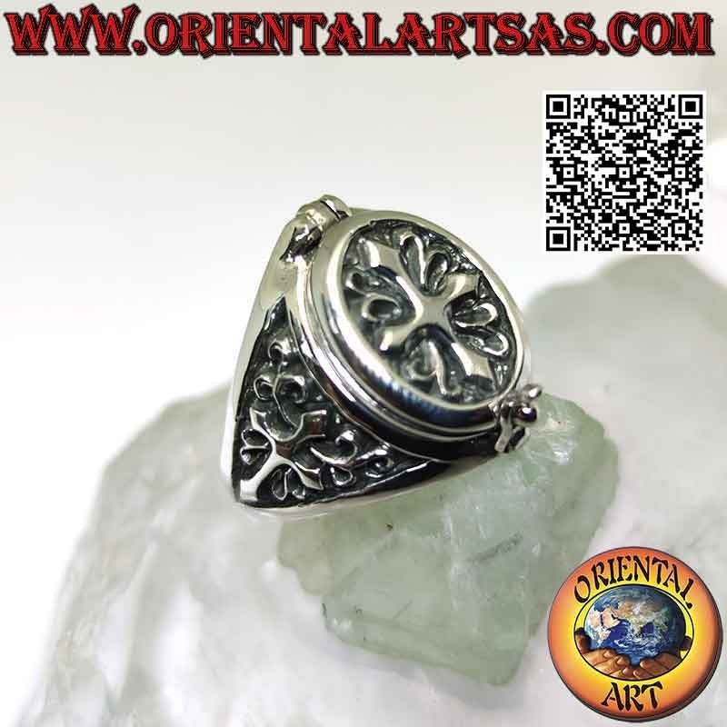 Bague boîte ovale en argent (porte-poison) à décor de croix chrétienne