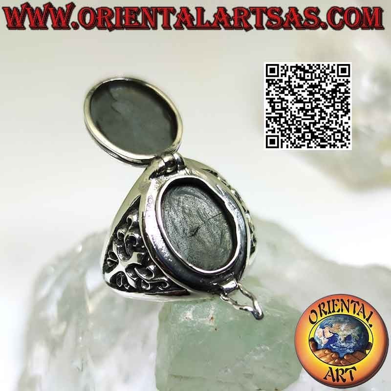 Anillo de caja de plata ovalada (portavenenos) con decoración de cruz cristiana