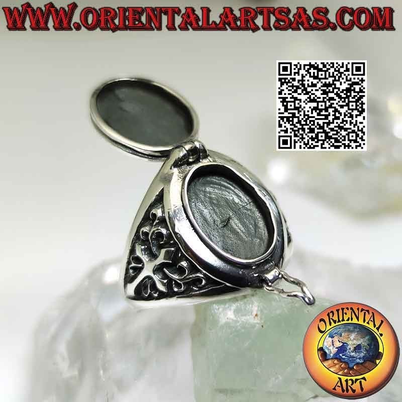 Anillo de caja de plata ovalada (portavenenos) con decoración de cruz cristiana