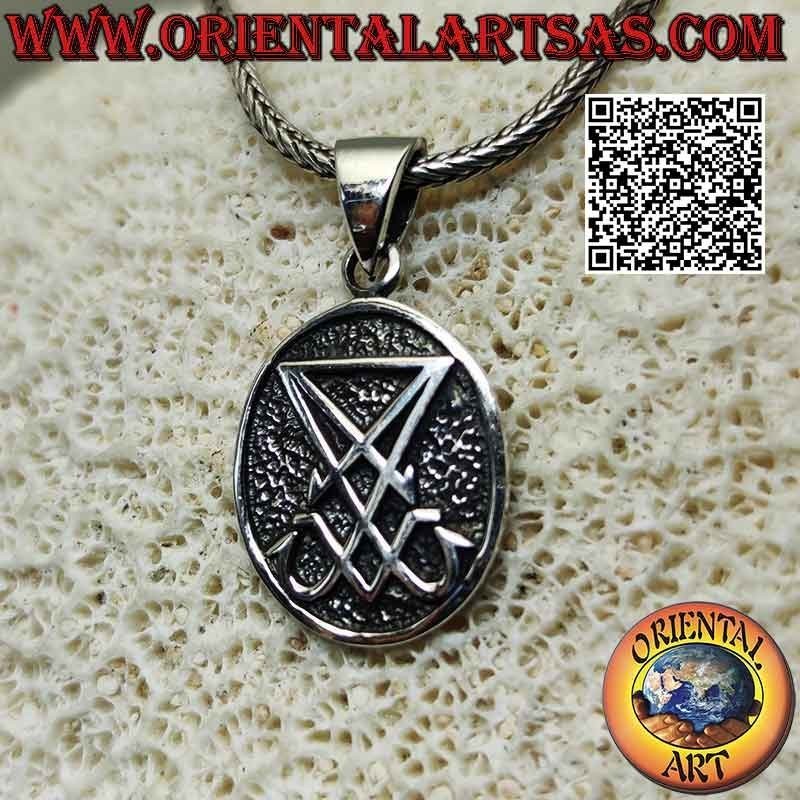 Ciondolo in argento, con croce del Leviatano lucifero a bassorilievo