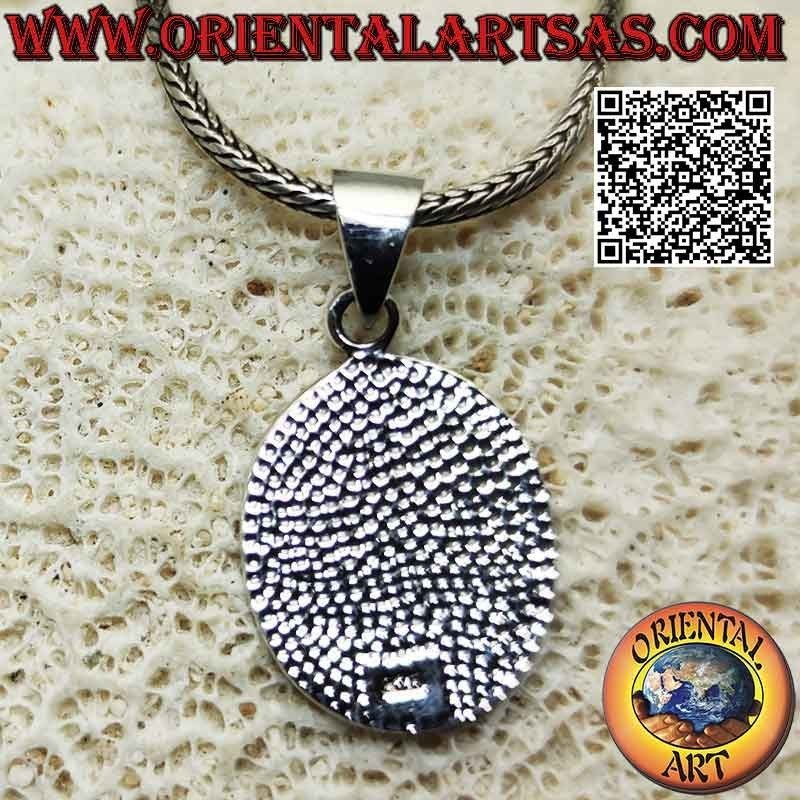 Colgante de plata, medalla ovalada con cruz de Leviatán (Cruz de Satán) en bajorrelieve
