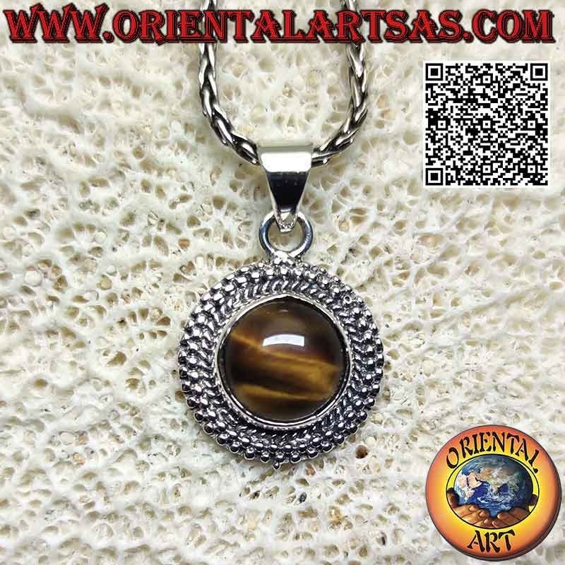 Colgante de plata con ojo de tigre redondo cabujón rodeado de una doble fila de microesferas alternas