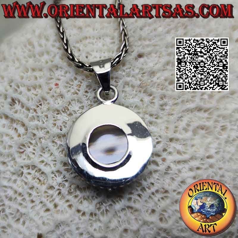 Colgante de plata con ojo de tigre redondo cabujón rodeado de una doble fila de microesferas alternas