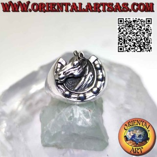 Bague en argent, tête de cheval dans le sabot (fer à cheval)