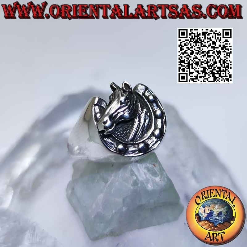 Anillo de plata, cabeza de caballo en el casco (herradura)